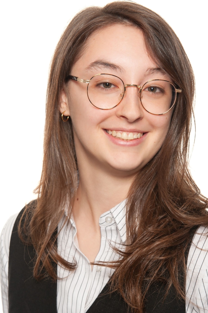 Marianne Gendron Pose rapprochee Internet 681x1024 - Marianne Gendron