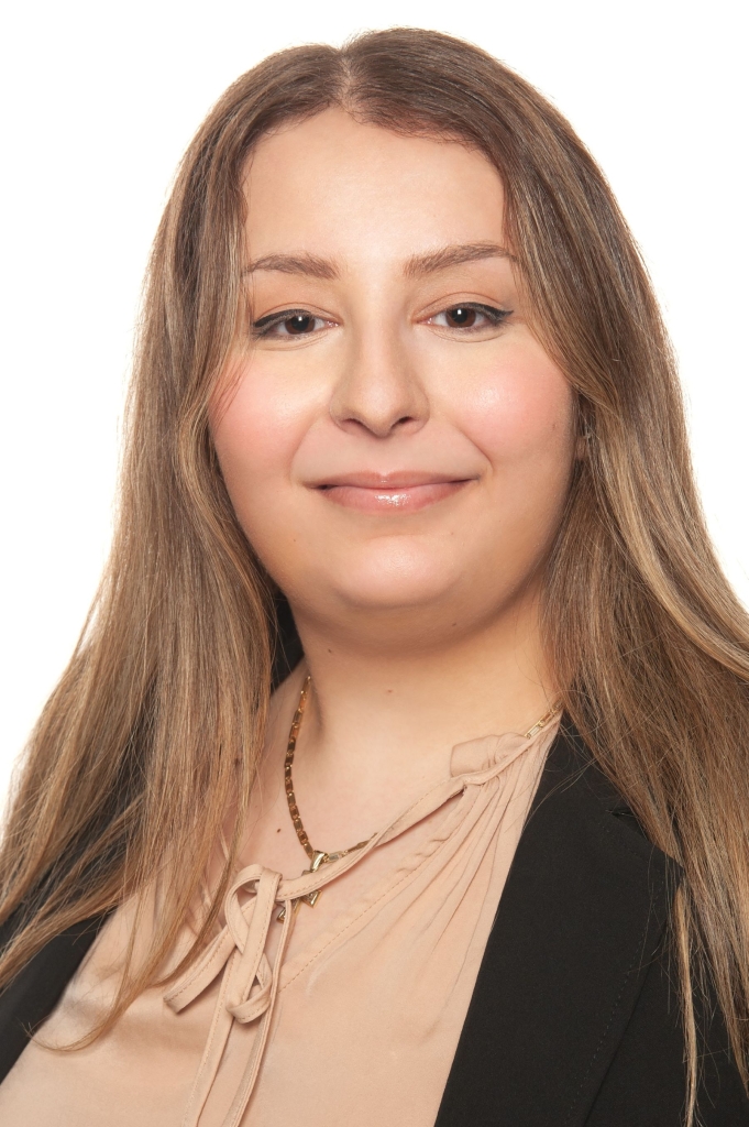 Tara Tzaferis Pose rapprochee Internet 681x1024 - Tara Tzaferis