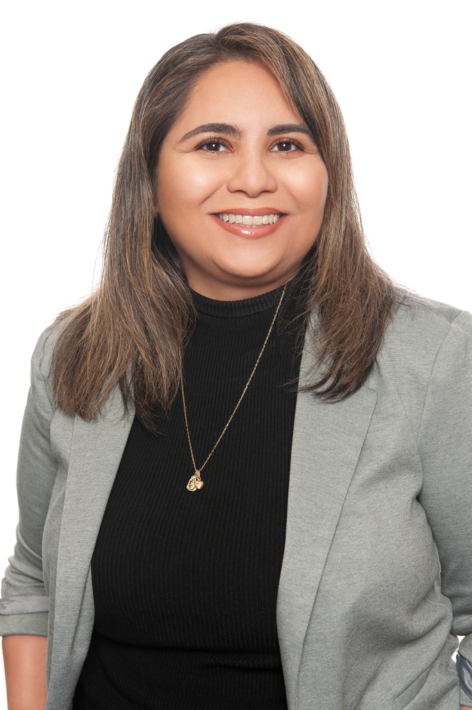 1AC1054 Pour Facebook 681x1024 - Laura Perez-Araya